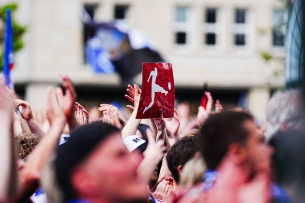 Fan haelt Schild mit Bundesliga Logo hoch GER, Aufstiegsfeier Hamburger SV, Fussball, Saison 2024 2025, 19.05.2025 GER, Aufstiegsfeier Hamburger SV, Fussball, Saison 2024 2025, 19.05.2025 Hamburg Copyright: xEibner-Pressefoto MarcelxvonxFehrnx EP_MFN