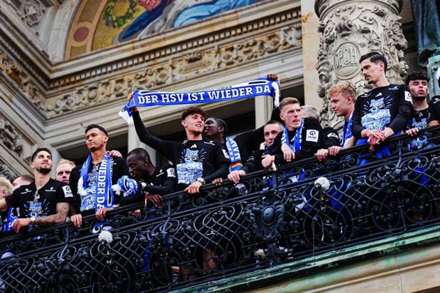 Sport Bilder des Tages Hamburger SV auf Rathausbalkon, Otto Stange (Hamburger SV, 49) haelt Schal hoch GER, Aufstiegsfeier Hamburger SV, Fussball, Saison 2024 2025, 19.05.2025 GER, Aufstiegsfeier Hamburger SV, Fussball, Saison 2024 2025, 19.05.2025 Hamburg