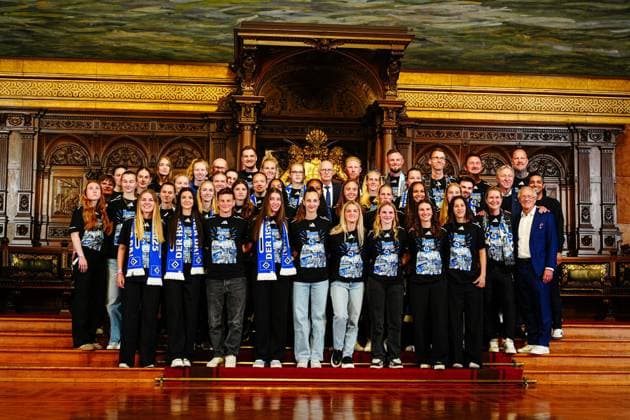Gruppenfoto Hamburger SV Frauen mit Peter Tschentscher (SPD) Erster Buergermeister Stadt Hamburg GER, Aufstiegsfeier Hamburger SV, Fussball, Saison 2024 2025, 19.05.2025 GER, Aufstiegsfeier Hamburger SV, Fussball, Saison 2024 2025, 19.05.2025 Hamburg