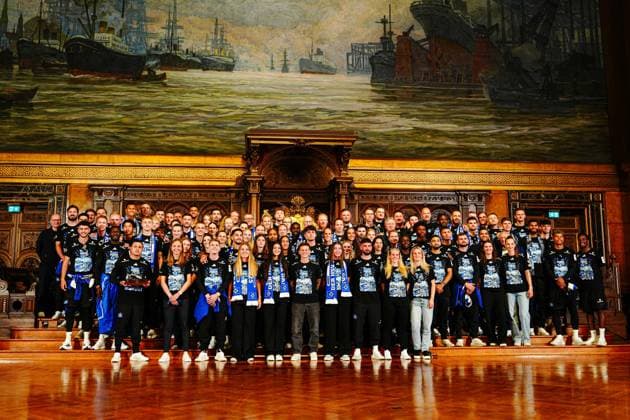 Sport Bilder des Tages Gruppenfoto Hamburger SV Frauen und Hamburger SV Maenner mit Peter Tschentscher (SPD) Erster Buergermeister Stadt Hamburg GER, Aufstiegsfeier Hamburger SV, Fussball, Saison 2024 2025, 19.05.2025 GER, Aufstiegsfeier Hamburger SV, Fussball, Saison 2024 2025, 19.05.2025 Hamburg