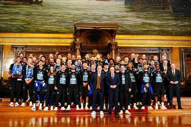 Gruppenfoto Hamburger SV mit Peter Tschentscher (SPD) Erster Buergermeister Stadt Hamburg GER, Aufstiegsfeier Hamburger SV, Fussball, Saison 2024 2025, 19.05.2025 GER, Aufstiegsfeier Hamburger SV, Fussball, Saison 2024 2025, 19.05.2025 Hamburg