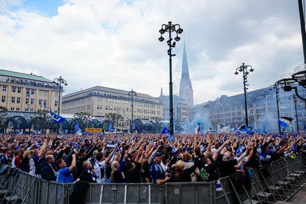 Sport Bilder des Tages Fans feiern beide Mannschaften GER, Aufstiegsfeier Hamburger SV, Fussball, Saison 2024 2025, 19.05.2025 GER, Aufstiegsfeier Hamburger SV, Fussball, Saison 2024 2025, 19.05.2025 Hamburg