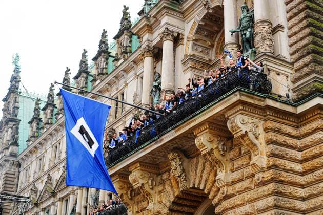 Sport Themen der Woche KW21 Sport Bilder des Tages Hamburger SV auf Rathausbalkon GER, Aufstiegsfeier Hamburger SV, Fussball, Saison 2024 2025, 19.05.2025 GER, Aufstiegsfeier Hamburger SV, Fussball, Saison 2024 2025, 19.05.2025 Hamburg *** Hamburger SV on Rathausbalkon GER, Hamburger SV promotion party, football, 2024 2025 season, 19 05 2025 GER, Hamburger SV promotion party, football, 2024 2025 season, 19 05 2025 Hamburg Copyright: xEibner-Pressefoto MarcelxvonxFehrnx EP_MFN