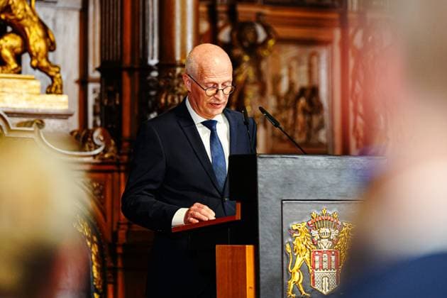 Peter Tschentscher (SPD) Erster Buergermeister Stadt Hamburg GER, Aufstiegsfeier Hamburger SV, Fussball, Saison 2024 2025, 19.05.2025 GER, Aufstiegsfeier Hamburger SV, Fussball, Saison 2024 2025, 19.05.2025 Hamburg