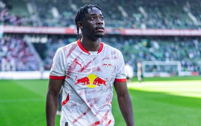 Leipzigs El Chadaille Bitshiabu. Fussball 1. Bundesliga, 33. Spieltag: SV Werder Bremen - RB Leipzig 0:0. 10. Mai 2025: Bremen, Weserstadion. SV Werder Bremen - RB Leipzig 0:0