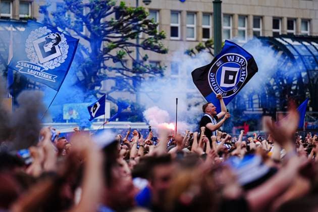 Fans mit Fahnen auf Rathausmarkt GER, Aufstiegsfeier Hamburger SV, Fussball, Saison 2024 2025, 19.05.2025 GER, Aufstiegsfeier Hamburger SV, Fussball, Saison 2024 2025, 19.05.2025 Hamburg