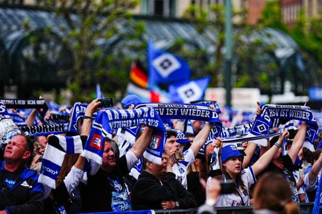 Fans feiern beide Mannschaften GER, Aufstiegsfeier Hamburger SV, Fussball, Saison 2024 2025, 19.05.2025 GER, Aufstiegsfeier Hamburger SV, Fussball, Saison 2024 2025, 19.05.2025 Hamburg