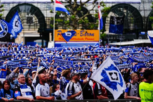Fans feiern beide Mannschaften GER, Aufstiegsfeier Hamburger SV, Fussball, Saison 2024 2025, 19.05.2025 GER, Aufstiegsfeier Hamburger SV, Fussball, Saison 2024 2025, 19.05.2025 Hamburg
