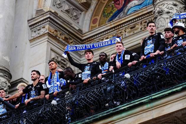 Hamburger SV auf Rathausbalkon, Otto Stange (Hamburger SV, 49) haelt Schal hoch GER, Aufstiegsfeier Hamburger SV, Fussball, Saison 2024 2025, 19.05.2025 GER, Aufstiegsfeier Hamburger SV, Fussball, Saison 2024 2025, 19.05.2025 Hamburg