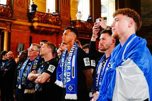 Davie Selke (Hamburger SV, 27), Daniel Heuer Fernandes (Hamburger SV, 01) GER, Aufstiegsfeier Hamburger SV, Fussball, Saison 2024 2025, 19.05.2025 GER, Aufstiegsfeier Hamburger SV, Fussball, Saison 2024 2025, 19.05.2025 Hamburg