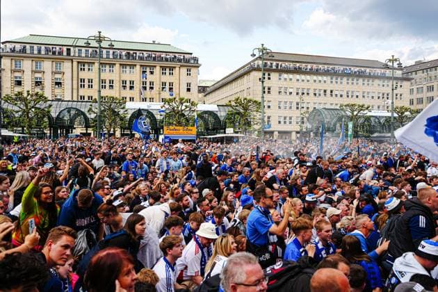 Fans feiern beide Mannschaften GER, Aufstiegsfeier Hamburger SV, Fussball, Saison 2024 2025, 19.05.2025 GER, Aufstiegsfeier Hamburger SV, Fussball, Saison 2024 2025, 19.05.2025 Hamburg