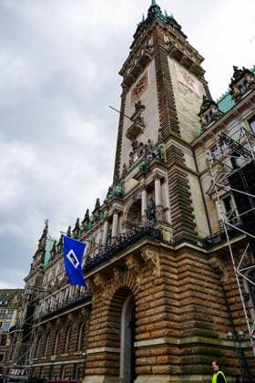 Hamburger SV auf Rathausbalkon GER, Aufstiegsfeier Hamburger SV, Fussball, Saison 2024 2025, 19.05.2025 GER, Aufstiegsfeier Hamburger SV, Fussball, Saison 2024 2025, 19.05.2025 Hamburg