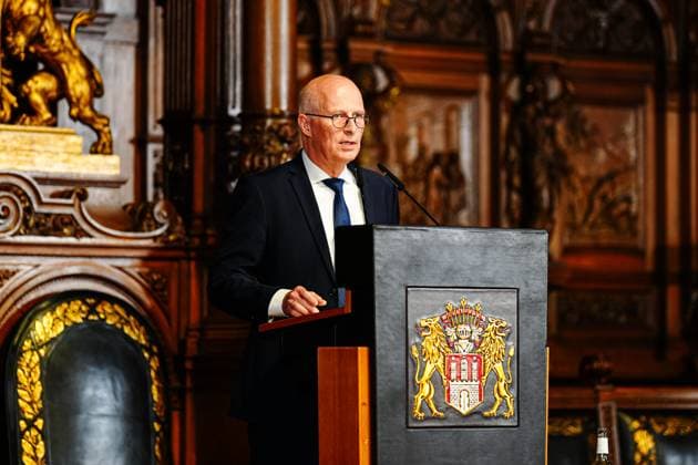 Peter Tschentscher (SPD) Erster Buergermeister Stadt Hamburg GER, Aufstiegsfeier Hamburger SV, Fussball, Saison 2024 2025, 19.05.2025 GER, Aufstiegsfeier Hamburger SV, Fussball, Saison 2024 2025, 19.05.2025 Hamburg