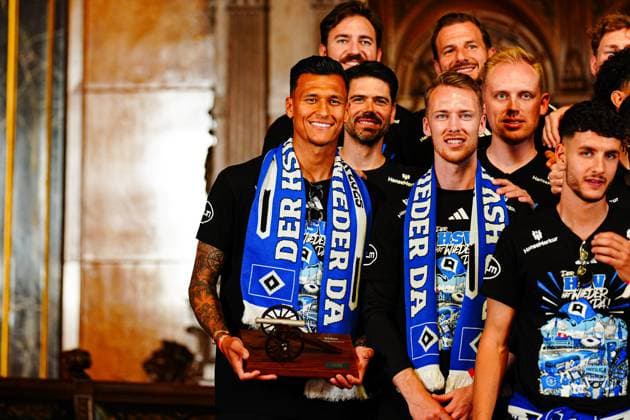 Davie Selke (Hamburger SV, 27) mit Torjaegerkanone GER, Aufstiegsfeier Hamburger SV, Fussball, Saison 2024 2025, 19.05.2025 GER, Aufstiegsfeier Hamburger SV, Fussball, Saison 2024 2025, 19.05.2025 Hamburg