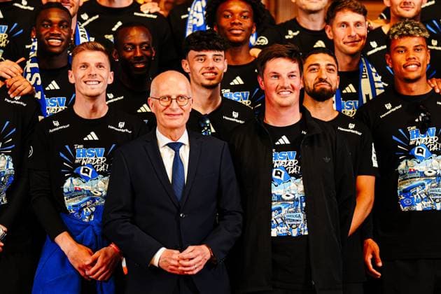 Peter Tschentscher (SPD) Erster Buergermeister Stadt Hamburg und Merlin Polzin (Hamburger SV, Trainer) GER, Aufstiegsfeier Hamburger SV, Fussball, Saison 2024 2025, 19.05.2025 GER, Aufstiegsfeier Hamburger SV, Fussball, Saison 2024 2025, 19.05.2025 Hamburg