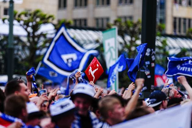 Fan haelt Schild mit Bundesliga Logo hoch GER, Aufstiegsfeier Hamburger SV, Fussball, Saison 2024 2025, 19.05.2025 GER, Aufstiegsfeier Hamburger SV, Fussball, Saison 2024 2025, 19.05.2025 Hamburg