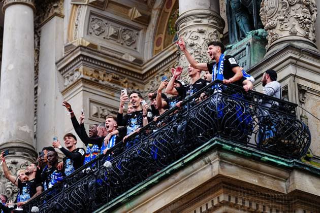 Hamburger SV auf Rathausbalkon GER, Aufstiegsfeier Hamburger SV, Fussball, Saison 2024 2025, 19.05.2025 GER, Aufstiegsfeier Hamburger SV, Fussball, Saison 2024 2025, 19.05.2025 Hamburg