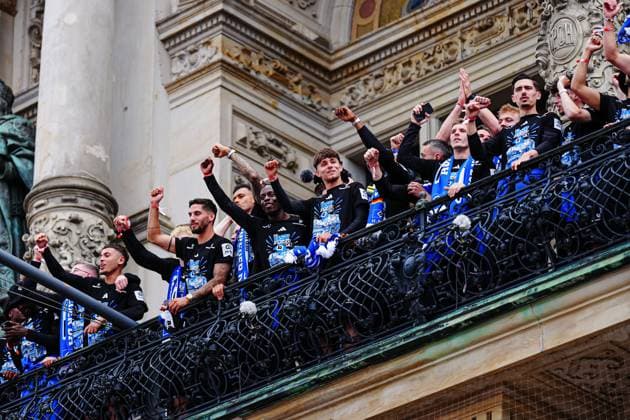 Hamburger SV auf Rathausbalkon GER, Aufstiegsfeier Hamburger SV, Fussball, Saison 2024 2025, 19.05.2025 GER, Aufstiegsfeier Hamburger SV, Fussball, Saison 2024 2025, 19.05.2025 Hamburg