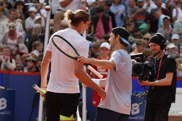 GER, Hamburg, xFSx, ATP, Tennis Herren 500 , Herren-Tennistunier Bitpanda Hamburg Open 2025, Sechzehntelfinale 19.05.2025 Aleksandar Kovacevic (USA) gratuliert Alexander Zverev (GER) zum Sieg Copyright: HMBxMedia FernandoxSoares