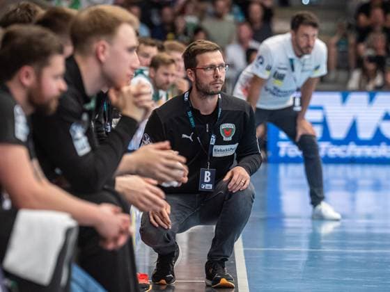 Jaron Siewert (Fuechse Berlin, Cheftrainer) im Vordergrund, Ben Matschke, Cheftrainer (Frisch Auf Goeppingen) im Hintergrund, Frisch Auf Goeppingen vs. Fuechse Berlin, Handball, 1. Bundesliga, Herren, Spielzeit 2024 2025, 19.05.2025, Frisch Auf Goeppingen vs. Fuechse Berlin, Handball, 1. Bundesliga, Herren, Spielzeit 2024 2025, 19.05.2025 Goeppingen Copyright: xMichaelxSchmidt Eibner-Pressefotx EP_MST