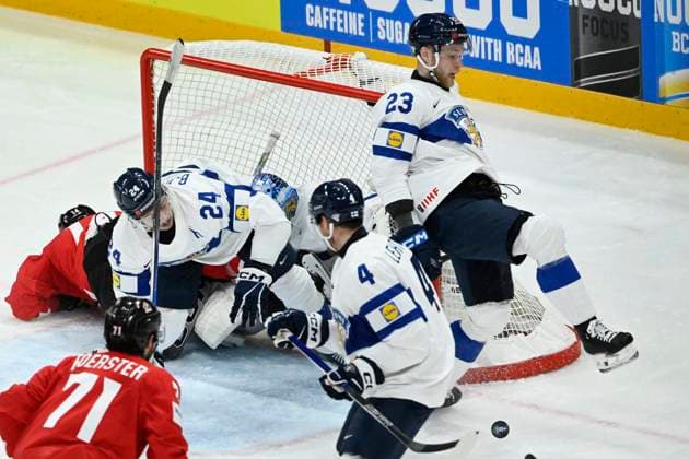 STOCKHOLM, SWEDEN 20250519 Canada s Bo Horvat, Finland s Hannes Bjorninen and Finland s Nikolas Matinpalo in Finland s Juuse Saros s goal during the IIHF Ice hockey, Eishockey World Championship, WM, Weltmeisterschaft group A match between Canada and Finland at Avicii Arena in Stockholm, Sweden, on May 19, 2025. STOCKHOLM SWEDEN x10080x