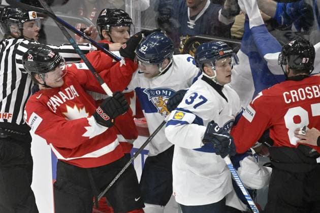 Macklin Celebrini (L) of Canada, Nikolas Matinpalo of Finland, Atro Leppänen of Finland and Sidney Crosby of Canada fight at the end of the second period during the 2025 IIHF Ice hockey, Eishockey World Championships preliminary round group A match between Canada and Finland in Stockholm on May 19, 2025. Stockholm Sweden LKFTJK20250519224952MKUH  Copyright: xVesaxMoilanenx LKFTJK20250519224952MKUH