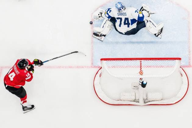 250519 Bo Horvat of Canada and goaltender Juuse Saros of Finland during the 2025 IIHF Ice hockey, Eishockey World Championship, WM, Weltmeisterschaft group stage game between Canada and Finland on May 19, 2025 in Stockholm. Photo: Simon Hastegard BILDBYRAN kod SH SH0623 ishockey ice hockey ishockey-vm 2025 vm 2025 iihf world championship kanada canada finland 10 bbeng Copyright: SIMONxHASTEGARD BB250519SH023