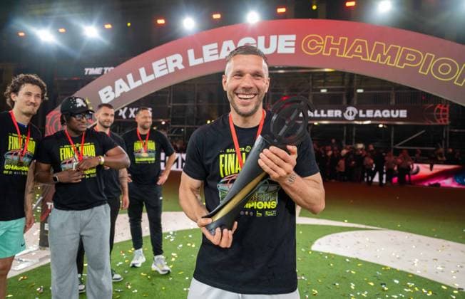 Sport Themen der Woche KW21 Sport Bilder des Tages Fußball, Herren, Frühjahr 2025, Indoor, 3. Saison der Baller League in Berlin, Final Four, Finale, Streets United - Gönrgy Allstars (7:1), Siegerehrung Streets United, Manager Lukas Podolski mit Pokal 19.05. 2025, *** Soccer, Men, Spring 2025, Indoor, 3 Season of the Baller League in Berlin, Final Four, Final, Streets United Gönrgy Allstars 7 1 , Award Ceremony Streets United, Manager Lukas Podolski with Cup 19 05 2025, Copyright: xMatthiasxKochx