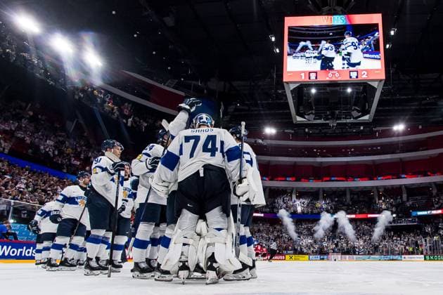 250519 Players of Finland celebrate with goaltender Juuse Saros after the 2025 IIHF Ice hockey, Eishockey World Championship, WM, Weltmeisterschaft group stage game between Canada and Finland on May 19, 2025 in Stockholm. Photo: Simon Hastegard BILDBYRAN kod SH SH0623 ishockey ice hockey ishockey-vm 2025 vm 2025 iihf world championship kanada canada finland 10 bbeng jubel Copyright: SIMONxHASTEGARD BB250519SH050