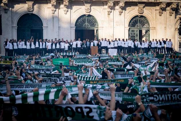 Sport Themen der Woche KW21 Sport Bilder des Tages Fußball, Sporting Lissabon feiert den Gewinn der Meisterschaft in Portugal Sporting CP Received By The Mayor Of Lisbon Thousands of Sporting CP fans welcome the team after it wins the Portuguese League title at Lisbon City Hall, in Lisbon, Portugal, on May 19. After winning the 2024 2025 Portuguese league title, the Sporting CP team is received at the Lisbon city council to decorate the athletes. Lisbon Portugal  Copyright: xNunoxCruzx originalFilename:cruz-sporting250519_npMaL.jpg