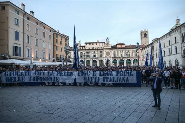 Fußball, Anhänger von Brescia Calcio protestieren gegen die Klubführung Brescia Calcio Supporters Protest Against Owner Of The Club Massimo Cellino Brescia Calcio supporters gather in Piazza della Loggia to protest against the owner of the club, Massimo Cellino, following the likely points deduction for the team, which could lead to relegation to Serie C. In the picture: a moment of the protest. Brescia ITALIA Italy  Copyright: xStefanoxNicolix originalFilename:nicoli-bresciac250519_npvXW.jpg