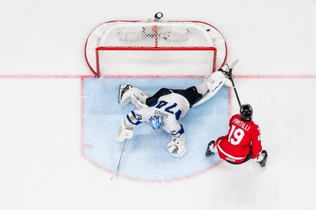 250519 Goaltender Juuse Saros of Finland with the game winning save against Adam Fantilli of Canada in the shootout during the 2025 IIHF Ice hockey, Eishockey World Championship, WM, Weltmeisterschaft group stage game between Canada and Finland on May 19, 2025 in Stockholm. Photo: Simon Hastegard BILDBYRAN kod SH SH0623 ishockey ice hockey ishockey-vm 2025 vm 2025 iihf world championship kanada canada finland 10 bbeng Copyright: SIMONxHASTEGARD BB250519SH051