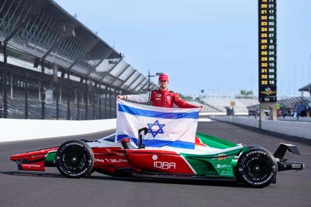 Sport Themen der Woche KW21 Sport Bilder des Tages Motorsport, IndyCar, Indianapolis 500, Robert Shwartzman holt die Pole Position May 19, 2025, Indianapolis, Indiana, USA: Robert Shwartzman of Israel, captures pole position for the 109th running of the Indy 500, driving his Prema Racing Chevrolet at an average speed of 232.79 miles per hour. He is the first rookie to capture the pole position since 1983. Indianapolis USA - ZUMAd212 20250519_zsp_d212_001 Copyright: xRichardxDolex