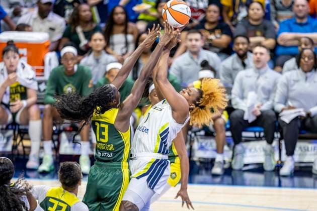 Sport Themen der Woche KW21 Sport Bilder des Tages May 19, 2025, Arlington, Texas, USA: Dallas Wings forward NALYSSA SMITH (1) gets fouled by Seattle Storm center EZI MAGBEGOR (13) during a WNBA, Basketball Damen, USA game between the Seattle Storm and Dallas Wings at College Park Center. Seattle wins 79-71. Arlington USA - ZUMAf180 20250519_zsp_f180_004 Copyright: xMarkxFannx
