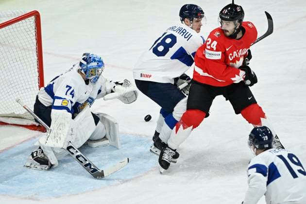 STOCKHOLM, SVERIGE 20250519 Canada s Phillip Danault against Finland s Vili Saarijarvi and Finland s goalkeeper Juuse Saros during the IIHF Ice hockey, Eishockey World Championship, WM, Weltmeisterschaft group A match between Canada and Finland at Avicii Arena in Stockholm, Sweden, on May 19, 2025. STOCKHOLM SVERIGE x10080x