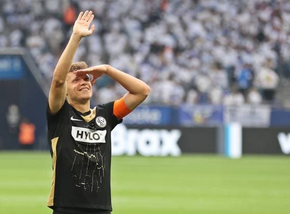 18.05.2025, Fussball, Herren, 2. Bundesliga, Saison 2024 2025, FC Schalke 04 - SV 07 Elversberg, Robin Fellhauer (SV 07 Elversberg) winkt den Fans zu Gelsenkirchen Veltins-Arena Nordrhein-Westfalen Deutschland (DE) Copyright: xFabianxKleerx