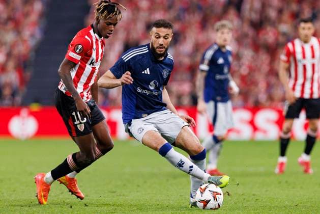 BILBAO, SPAIN - MAY 1: Noussair Mazraoui of Manchester United, ManU R) plays against Nico Williams of Athletic Club L) during the UEFA Europa League 2024 25 Semi Final First Leg match between Athletic Bilbao and Manchester United at San Mames Stadium on May 1, 2025 in Bilbao, Spain. Bilbao San Mames Stadium Spain Copyright: xJustPictures.ch MaciejxRogowskix jp-en-EuSpIm-MAC_Athletic_M.United_01May2025_ES308