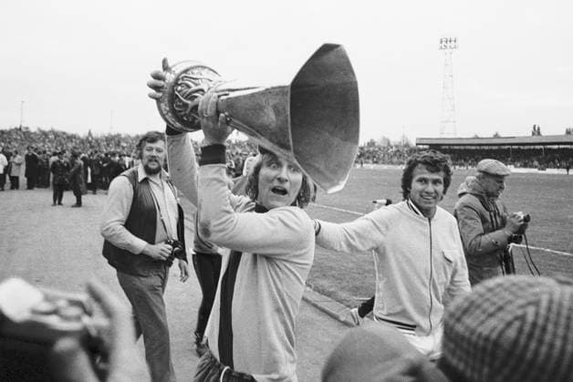 Archivbilder der Woche SPORT KW21 Torwart Wolfgang KLEFF (MG, li.) mit UEFA-Cup, begleitet von Jupp HEYNCKES (MG, re.). Fussball UEFA-Cup, Finale, FC Twente Enschede - Borussia VfL Moenchengladbach (MG), Endstand 1-5, am 21.05.1975, im Stadion in Enschede Niederlande. Â *** Goalkeeper Wolfgang KLEFF MG, left with UEFA Cup, accompanied by Jupp HEYNCKES MG, right Soccer UEFA Cup, Final, FC Twente Enschede Borussia VfL Moenchengladbach MG , final score 1 5, on 21 05 1975, at the stadium in Enschede Netherlands Â