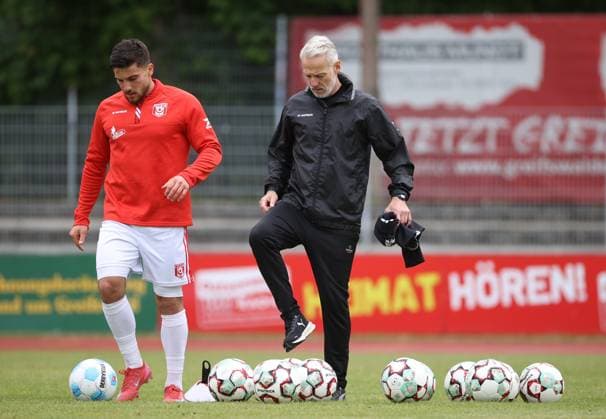 180525 Greifswald Mecklenburg Vorpommern Fußball Hallescher FC Halle HFC Regionalliga Nordost 4. Liga Männer Saison 2024 2025 34. letzter Spieltag Greifswalder FC - Hallescher FC 0:4 Berk Inaler (Hallescher FC) Mark Zimmermann Trainer (Hallescher FC)