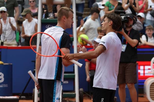 GER, Hamburg, xFSx, ATP, Tennis Herren 500 , Herren-Tennistunier Bitpanda Hamburg Open 2025, Sechzehntelfinale 20.05.2025 Vitaliy Sachko (UKR) gratuliert Flavio Cobolli (ITA) zum Sieg Copyright: HMBxMedia FernandoxSoares