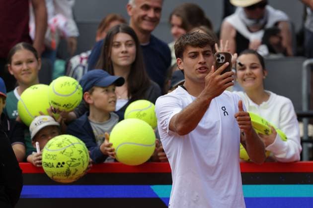 GER, Hamburg, xFSx, ATP, Tennis Herren 500 , Herren-Tennistunier Bitpanda Hamburg Open 2025, Sechzehntelfinale 20.05.2025 Flavio Cobolli (ITA) macht selfies mit den Fans Copyright: HMBxMedia FernandoxSoares