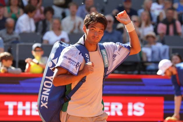 GER, Hamburg, xFSx , ATP, Tennis Herren 500 , Herren Tennistunier Bitpanda Hamburg Open 2025, Sechzehntelfinale 20.05.2025 Yunchaokete Bu (CHN) verabschiedet sich vom Publikum Copyright: HMBxMedia FernandoxSoares