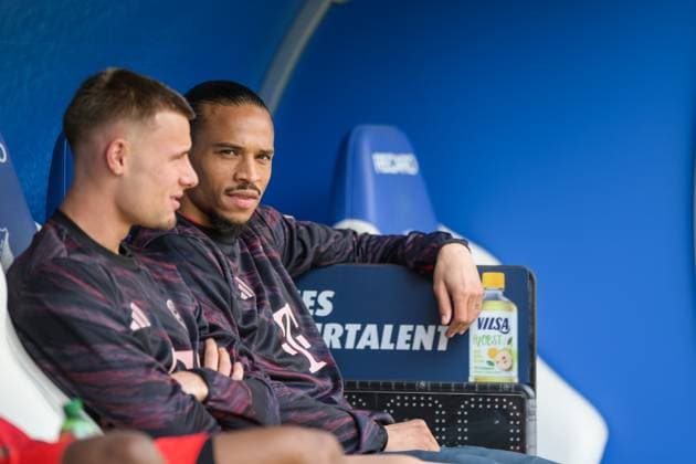 Fußball, 1. Bundesliga, 20250517, TSG 1899 Hoffenheim - FC Bayern München. Im Bild v.l. Gabriel VIDOVIC (Bayern, 24), Leroy SANE (Bayern, 10) Wechseltafel auf Bank Spielerbank Ersatzbank. Sinsheim PreZero Arena Baden Württemberg Deutschland Copyright: Passion2Press MarkusxFischerx