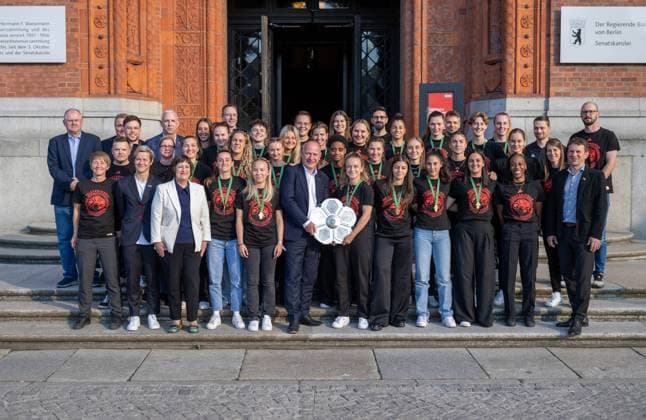 Fußball, Frauen, Saison 2024 2025, 2. Frauen-Bundesliga, 1. FC Union Berlin, die Aufsteigerinnen in die 1. Bundesliga werden im Roten Rathaus von Kai Wegner (Regierender Bürgermeister von Berlin) empfangen, im Bild: v. l. Berlins regierender Bürgermeister Kai Wegner und Lisa Heiseler (1. FC Union) mit der Meisterschale, 20.05. 2025, Copyright: xMatthiasxKochx