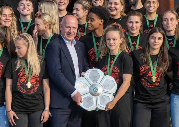 Fußball, Frauen, Saison 2024 2025, 2. Frauen-Bundesliga, 1. FC Union Berlin, die Aufsteigerinnen in die 1. Bundesliga werden im Roten Rathaus von Kai Wegner (Regierender Bürgermeister von Berlin) empfangen, im Bild: v. l. Berlins regierender Bürgermeister Kai Wegner und Lisa Heiseler (1. FC Union) mit der Meisterschale, 20.05. 2025, Copyright: xMatthiasxKochx