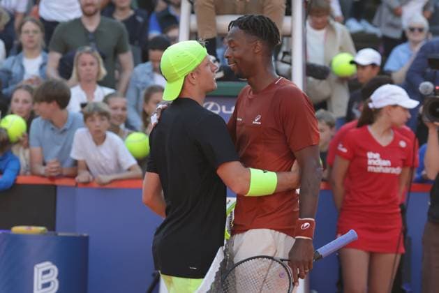 GER, Hamburg, xFSx , ATP, Tennis Herren 500 , Herren Tennistunier Bitpanda Hamburg Open 2025, Sechzehntelfinale 20.05.2025 Gael Monfils (FRA) gratuliert Alejandro Davidovich Fokina (ESP) zum Sieg Copyright: HMBxMedia FernandoxSoares