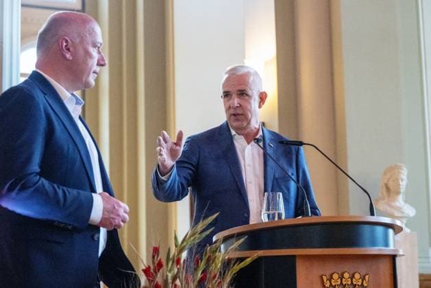 Fußball, Frauen, Saison 2024 2025, 2. Frauen-Bundesliga, 1. FC Union Berlin, die Aufsteigerinnen in die 1. Bundesliga werden im Roten Rathaus von Kai Wegner (Regierender Bürgermeister von Berlin) empfangen, im Bild: v. l. Berlins regierender Bürgermeister Kai Wegner, Präsident Dirk Zingler (1. FC Union), 20.05. 2025, Copyright: xMatthiasxKochx