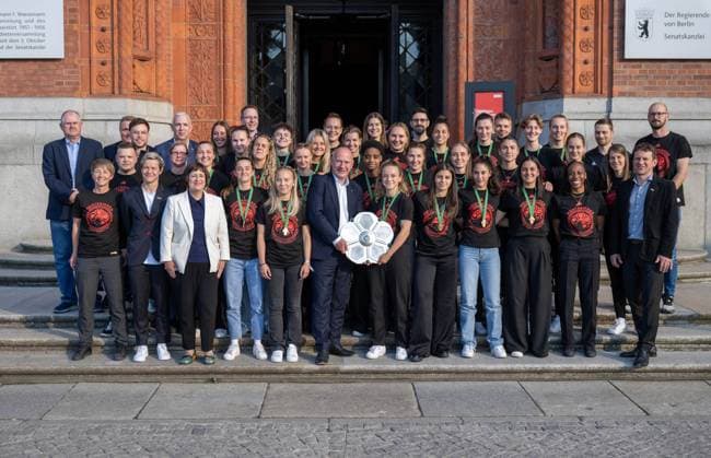 Fußball, Frauen, Saison 2024 2025, 2. Frauen-Bundesliga, 1. FC Union Berlin, die Aufsteigerinnen in die 1. Bundesliga werden im Roten Rathaus von Kai Wegner (Regierender Bürgermeister von Berlin) empfangen, im Bild: v. l. Berlins regierender Bürgermeister Kai Wegner und Lisa Heiseler (1. FC Union) mit der Meisterschale, 20.05. 2025, Copyright: xMatthiasxKochx