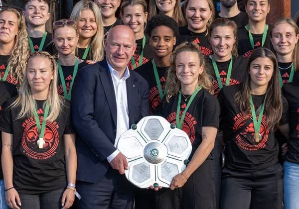 Sport Themen der Woche KW21 Sport Bilder des Tages Fußball, Frauen, Saison 2024 2025, 2. Frauen-Bundesliga, 1. FC Union Berlin, die Aufsteigerinnen in die 1. Bundesliga werden im Roten Rathaus von Kai Wegner (Regierender Bürgermeister von Berlin) empfangen, im Bild: v. l. Berlins regierender Bürgermeister Kai Wegner und Lisa Heiseler (1. FC Union) mit der Meisterschale, 20.05. 2025, *** Soccer, Women, Season 2024 2025, 2 Womens Bundesliga, 1 FC Union Berlin, the promoted women in the 1 Bundesliga are received in the Red City Hall by Kai Wegner Governing Mayor of Berlin, in the picture from left Berlins Governing Mayor Kai Wegner and Lisa Heiseler 1 FC Union with the championship trophy, 20 05 2025, Copyright: xMatthiasxKochx