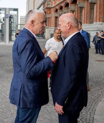 Fußball, Frauen, Saison 2024 2025, 2. Frauen-Bundesliga, 1. FC Union Berlin, die Aufsteigerinnen in die 1. Bundesliga werden im Roten Rathaus von Kai Wegner (Regierender Bürgermeister von Berlin) empfangen, im Bild: v. l. Präsident Dirk Zingler (1. FC Union), Berlins regierender Bürgermeister Kai Wegner, 20.05. 2025, Copyright: xMatthiasxKochx